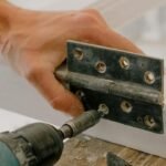 Réparer un gond de porte arraché