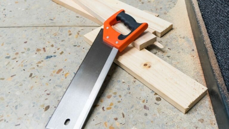 Couper des plinthes en angle facilement