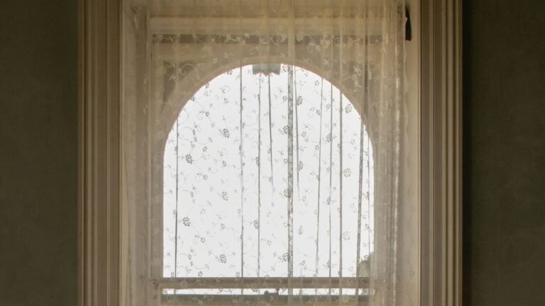 Rideau pour une fenêtre demi-lune