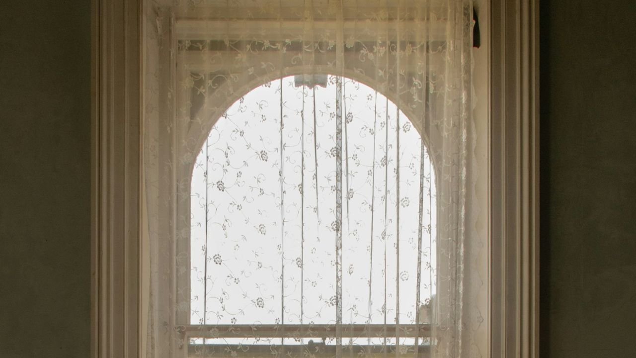 Rideau pour une fenêtre demi-lune