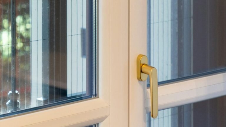 Poignée extérieure sur une porte-fenêtre PVC
