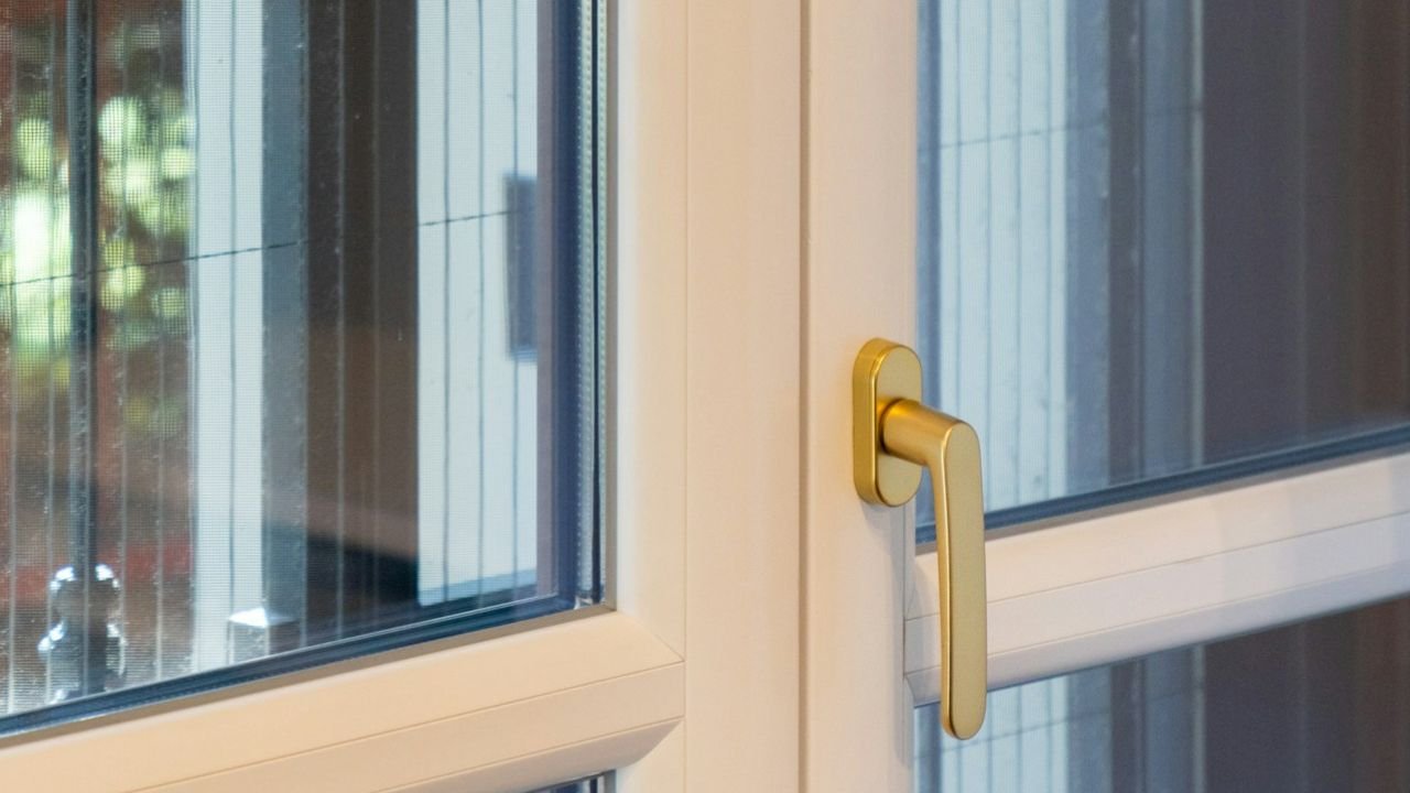Poignée extérieure sur une porte-fenêtre PVC