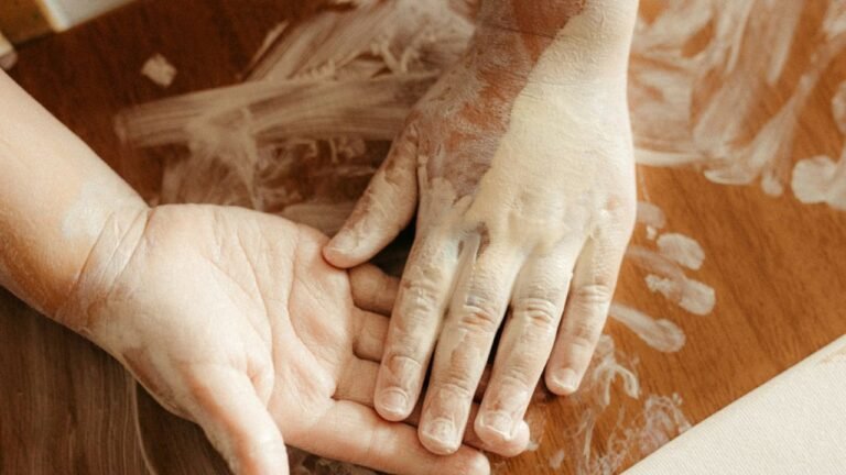 Enlever de la mousse expansive sur les mains