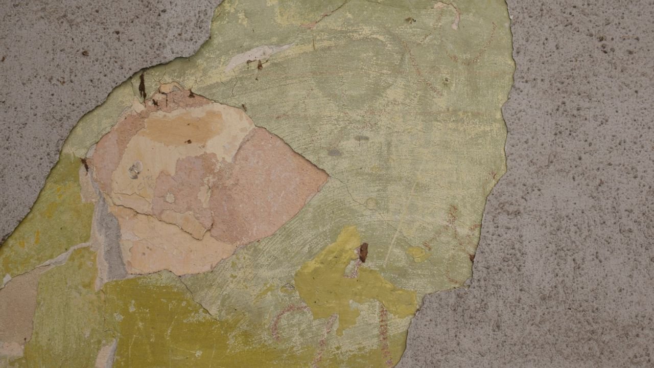 Enlever de la colle de moquette sur béton